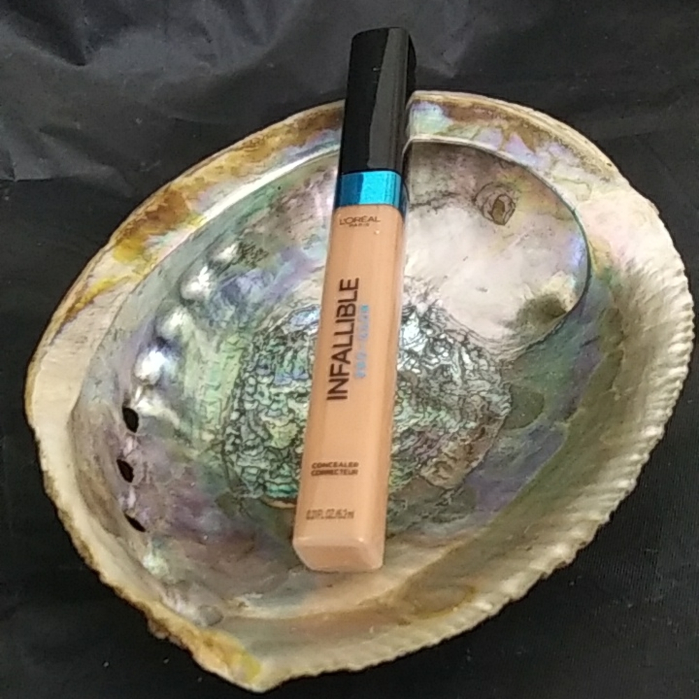 L'Oreal Infallible Pro Glow Concealer Shade 06 Color Sun Beige